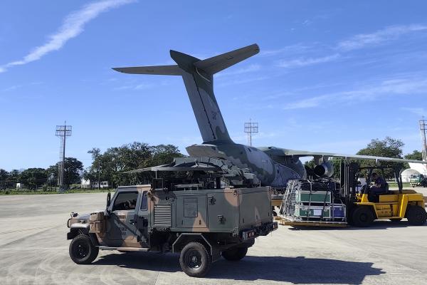 Veículo de Telecomunicações da FAB realiza primeiro embarque no KC-390