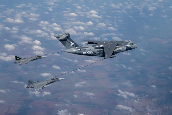 Primeiro abastecimento em voo do KC-390 e Gripen