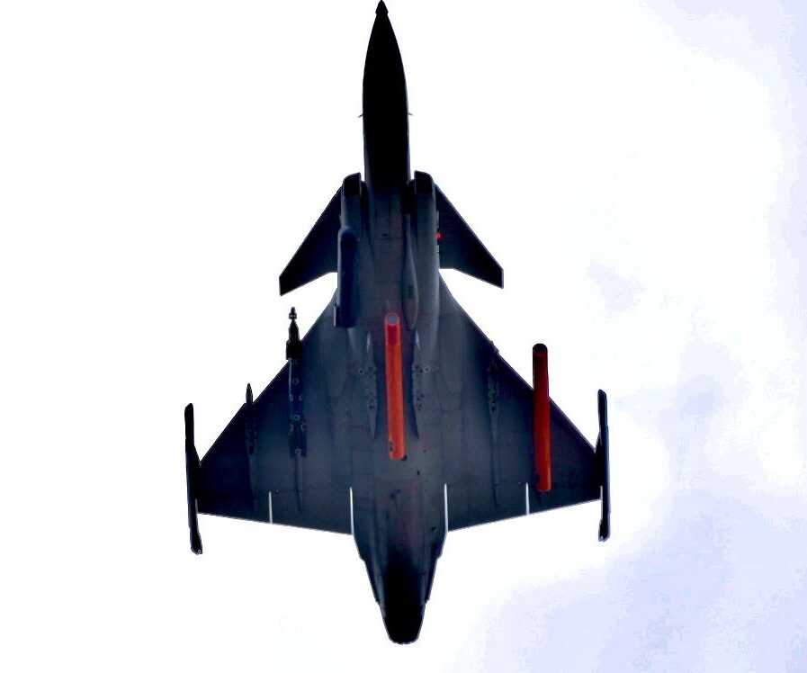 F-39 Gripen testa bomba guiada em Natal