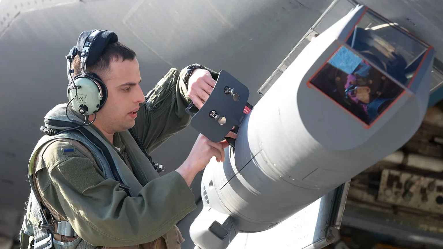 F-16 testa novo POD Sniper para combate em rede